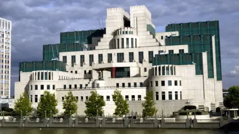 MI6 Rolls Out Dark Web Gateway to Lure Spies in Russia